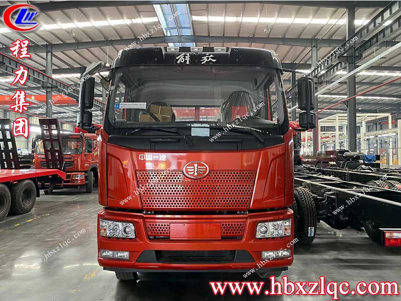 湖北程力解放J6小三軸平板運(yùn)輸車，采用新型低平板設(shè)計(jì)，重心底，機(jī)械更穩(wěn)