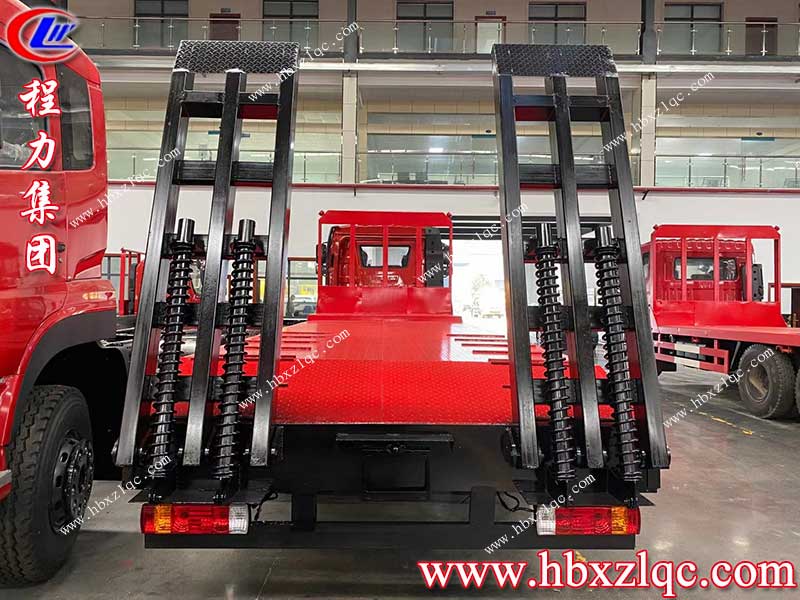 湖北程力解放J6小三軸平板運(yùn)輸車，采用新型低平板設(shè)計(jì)，重心底，機(jī)械更穩(wěn)